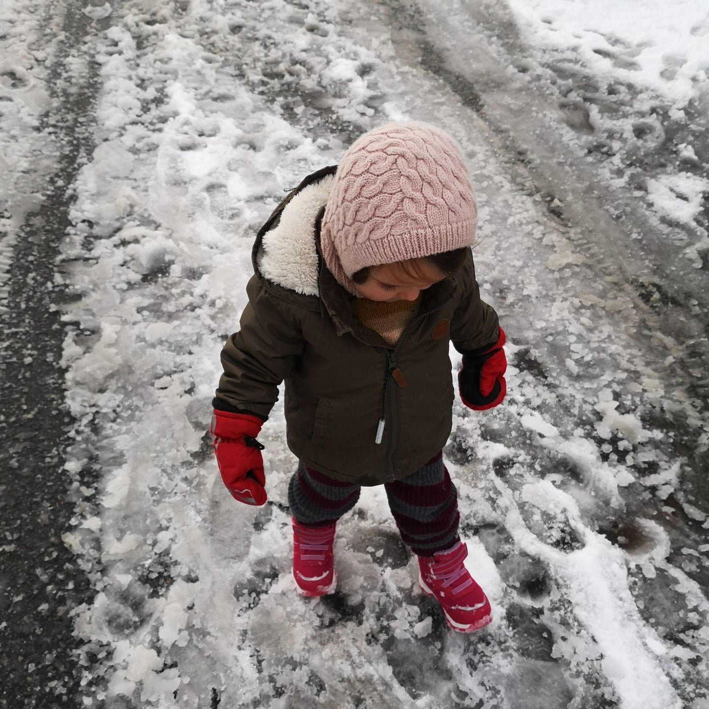 Lille Snøbølge flettehalslue strikkeoppskrift